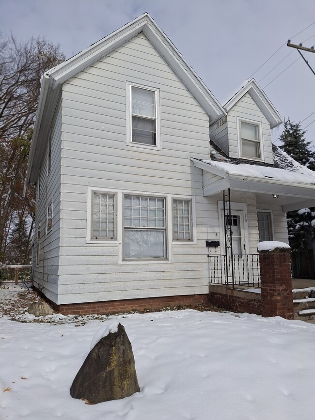 Foto del edificio - 913 E Washington St