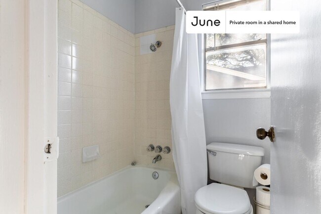 Building Photo - Private bedroom in 3 bed/2 bath Home