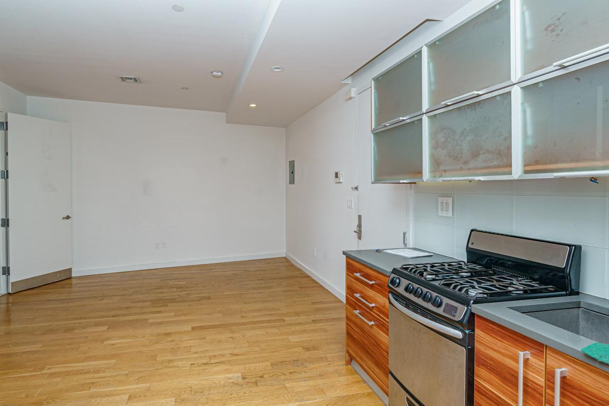 Foto principal - 687 Driggs Ave