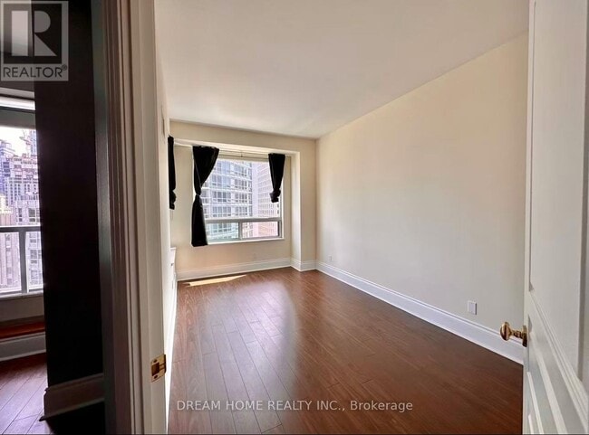 Building Photo - 102-1102 Bloor St W