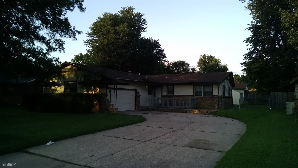 Primary Photo - 950 N Westlink Ave