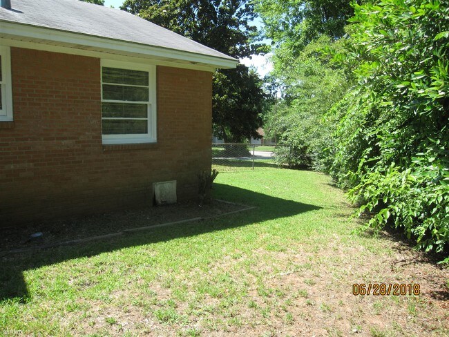 Building Photo - 3 br, 2 bath House - 2409 S Robertson Ave