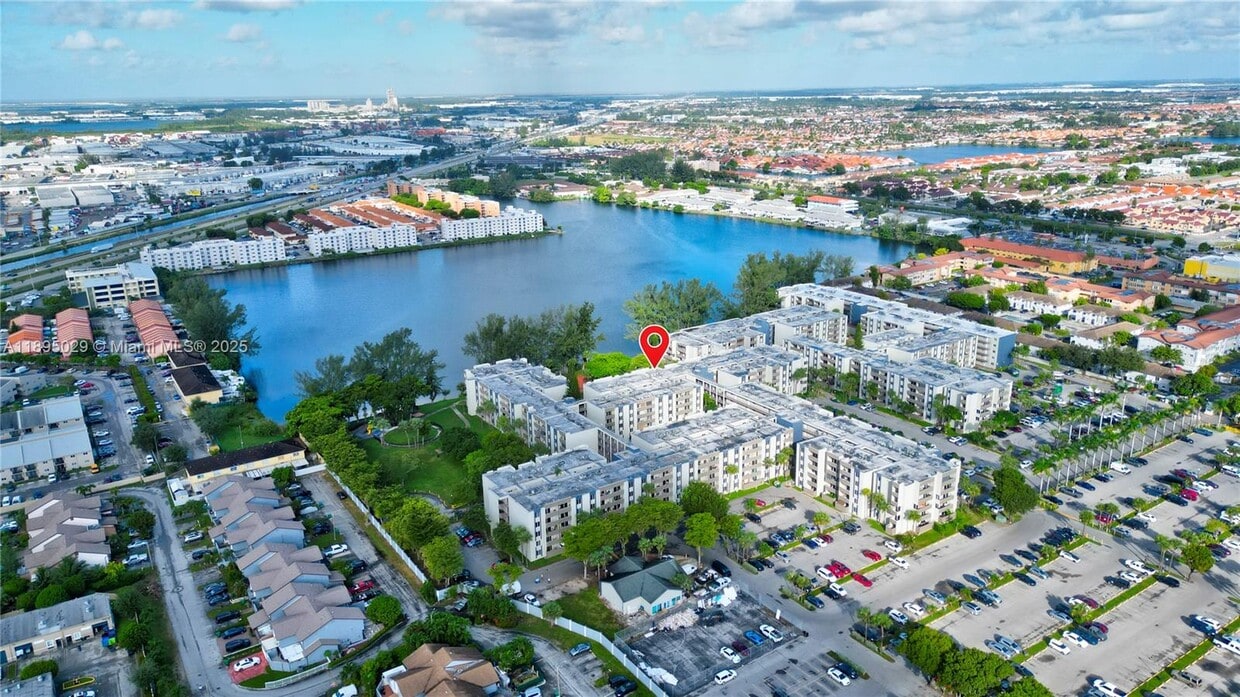 Foto principal - 10000 NW 80th Ct