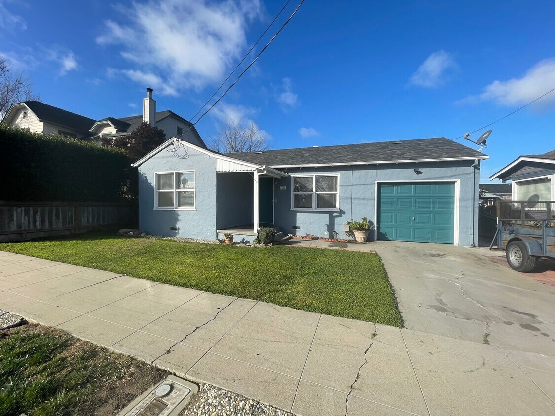 Foto principal - 2 Bedroom, 1 Bath Single Family Home