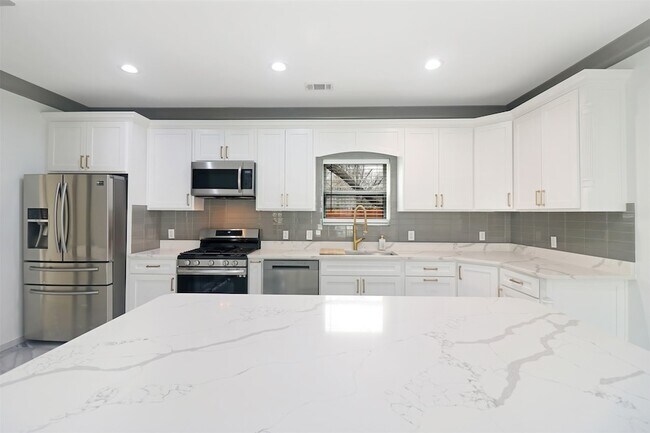 Foto del edificio - 621 N Nursery Rd