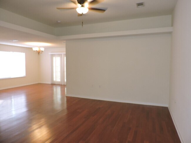 Building Photo - Easy access to shopping, interstate & Navy...