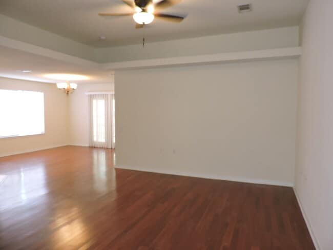 Foto del edificio - Easy access to shopping, interstate & Navy...
