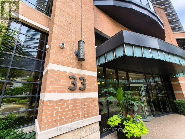 Photo du bâtiment - 33 Sheppard Ave E