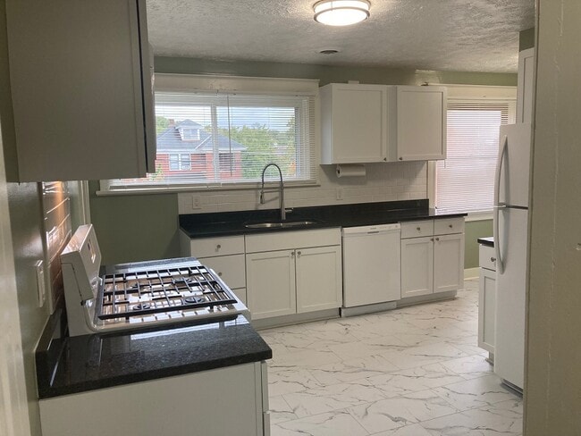 Building Photo - 3907 Brighton Rd