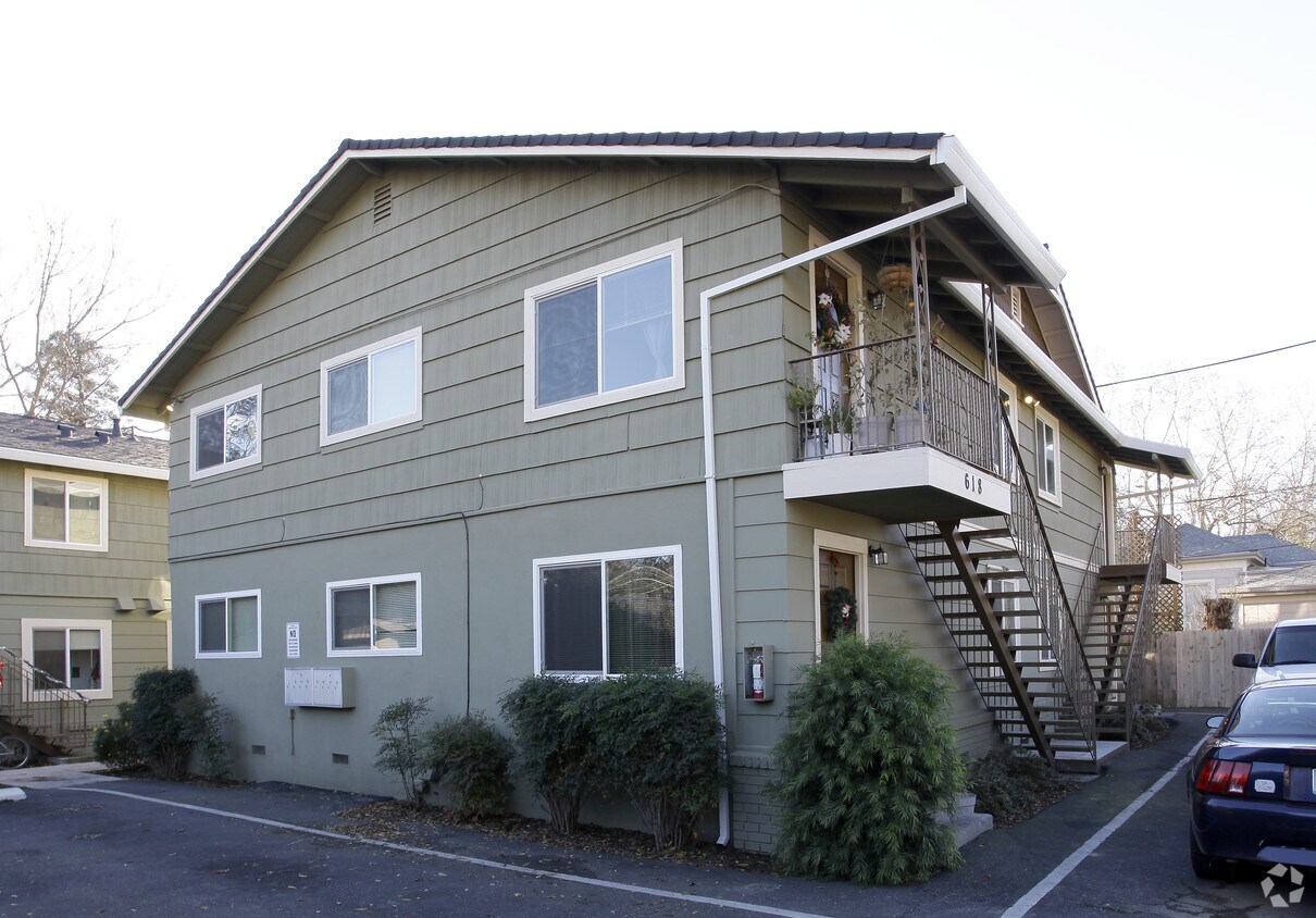 Primary Photo - 618-620 Oak Ave