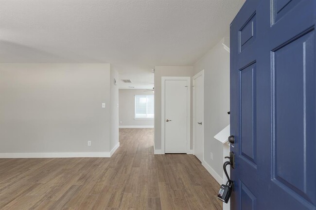 Building Photo - 6815 Kingwood Glen Dr