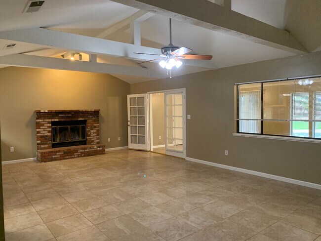 Foto del edificio - NW Bakersfield home with a pool!