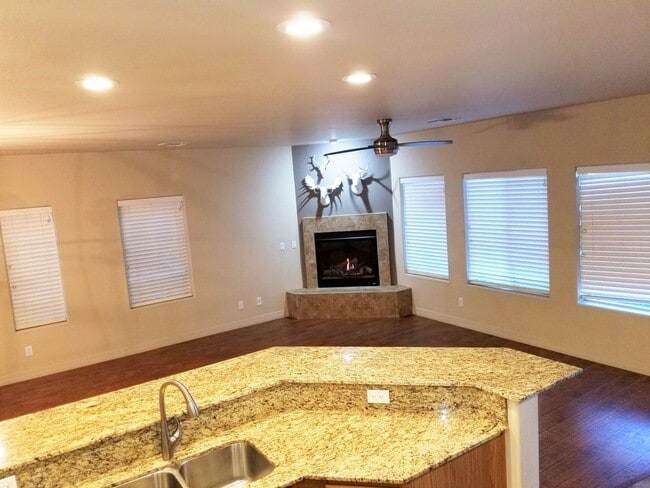 Foto del edificio - Beautiful, Pet Friendly, Multi-level, 2110 sqft, Luxury Townhouse w/A/C! 3 Bed, 2.5 Bath, + Loft ...