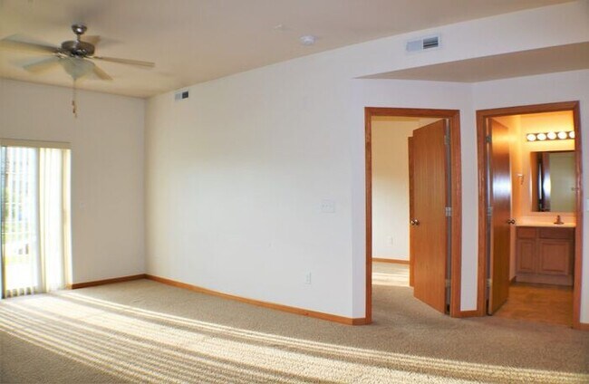 Foto del edificio - $1,085 | 1 Bedroom + Bonus Room, 1 Bathroo...
