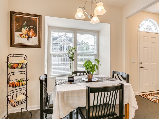 Foto del edificio - Lovely 3 Bedroom 2.5 Bath Townhouse, Easy ...