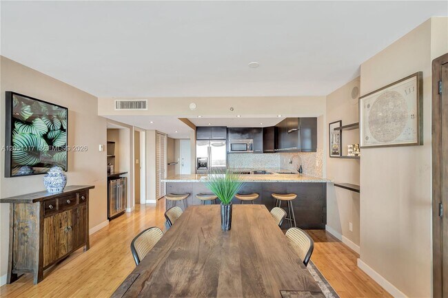 Building Photo - 2625 Collins Ave