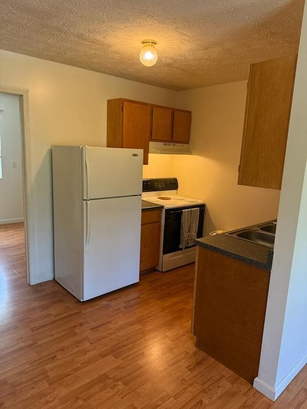 Building Photo - 423 River Park Dr
