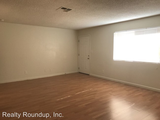 Building Photo - 702 Bedlow Dr