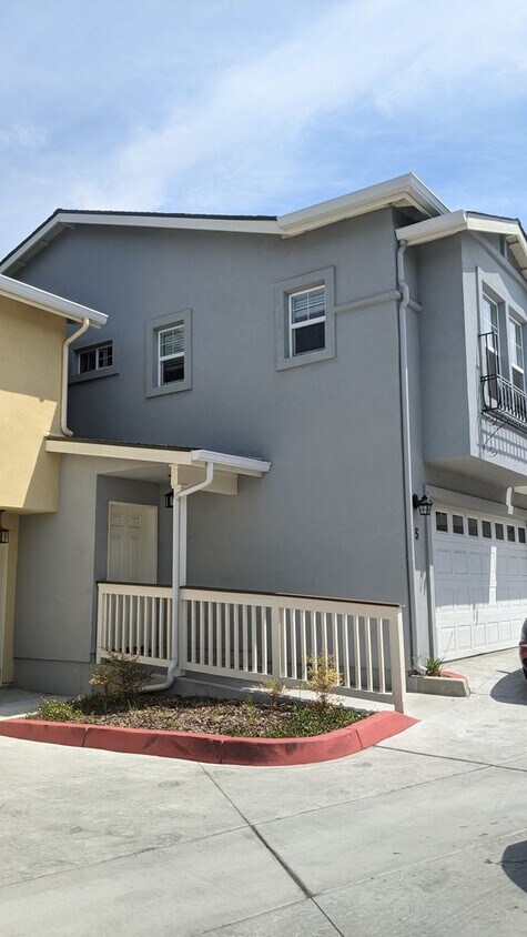 Building Photo - 625 Toro St