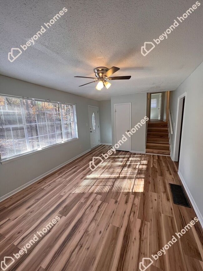 Building Photo - Very cozy 3 bedroom / 2 full bath and 1,13...