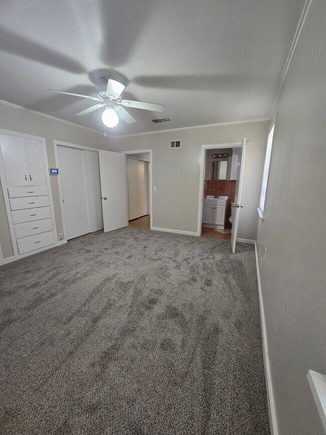 Building Photo - 3 bedroom 2 bathroom