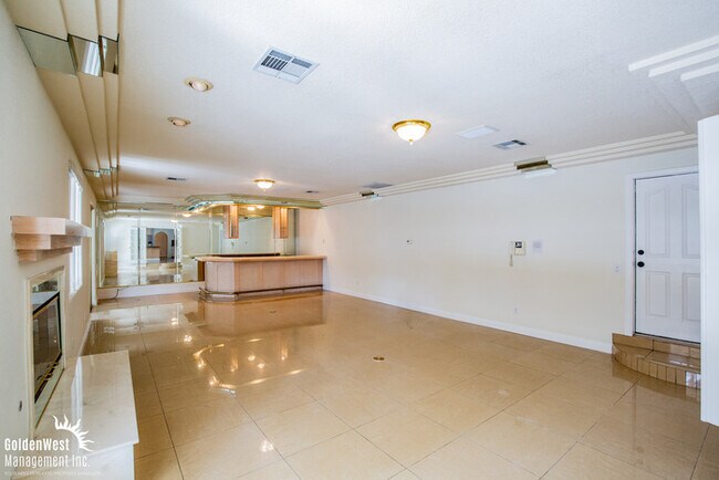 Foto del edificio - Stunning & Spacious 4Bdm 3.5Ba Home Located in the Heart of Las Vegas.