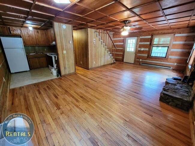 Building Photo - 3bd Log Home Close to Town