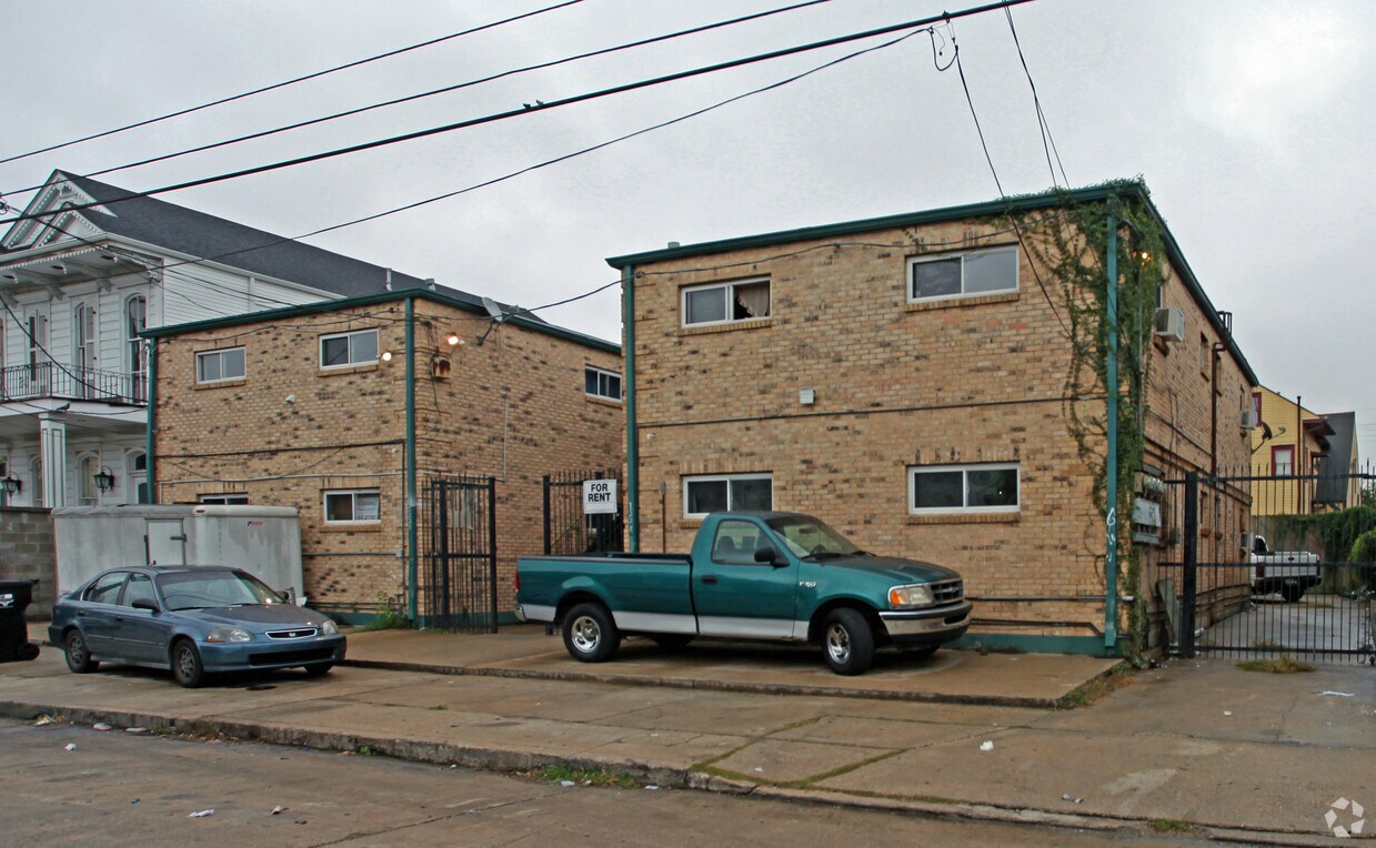 Primary Photo - 1228 N Robertson St