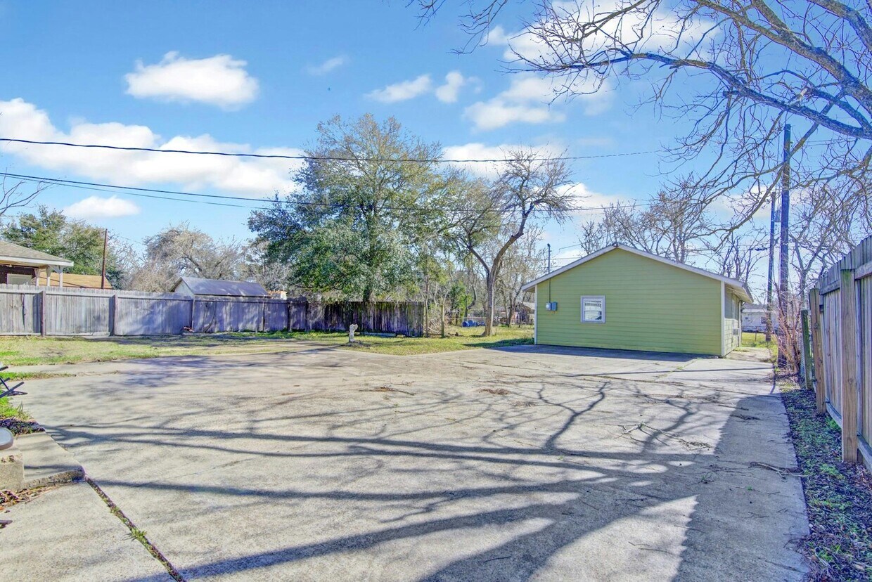 Building Photo - 413 Azalea Drive, Unit 1/2