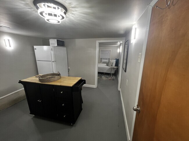 Building Photo - Apt E