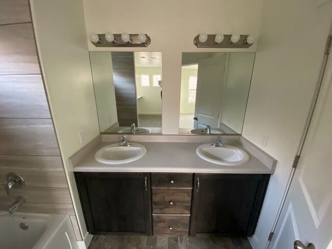 Foto del edificio - Modern Comfort Awaits – 4 Bed, 2.5 Bath To...