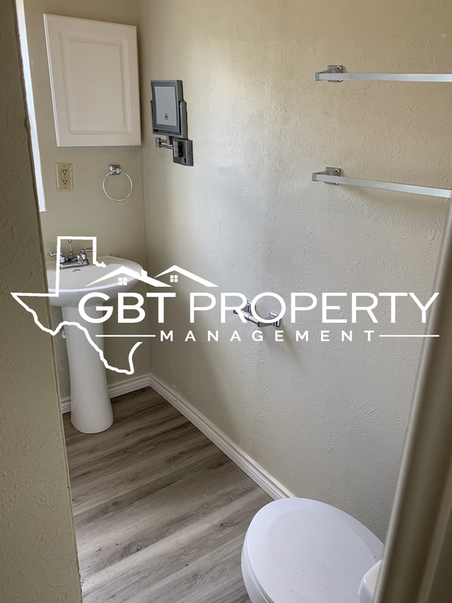 Building Photo - Single Family Home, Newly Renovated!