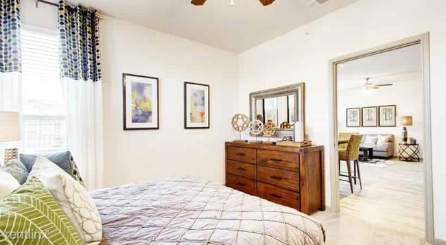 Foto del edificio - 2152 Falcon Village Ln