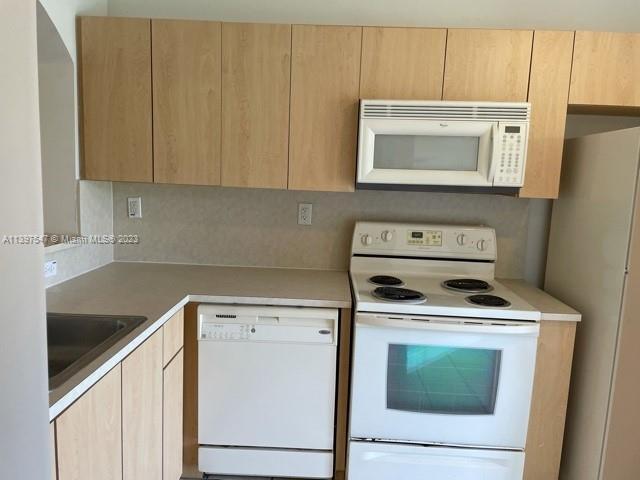 Primary Photo - 985 NE 34th Ave