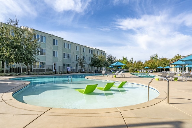 Building Photo - Sol at West Village