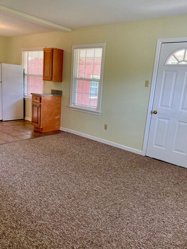 Building Photo - 2 BEDROOM -HUBBARD OHIO