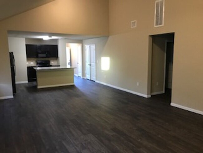 Foto del edificio - Great 4 Bedroom home with Open floor plan