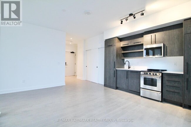 Building Photo - 560-1560 Rideau St