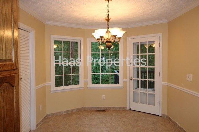 Building Photo - 4957 Willow Creek Dr
