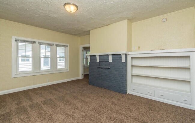 Foto del edificio - 402 E 10th St