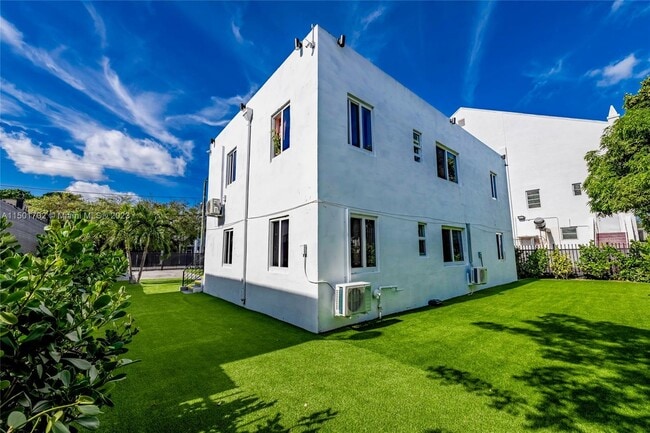 Building Photo - 1745 NW 1st Pl