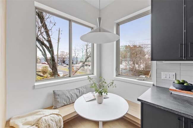 Foto del edificio - 700 Denson Dr