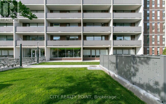 Photo du bâtiment - 666-1666 Spadina Ave.