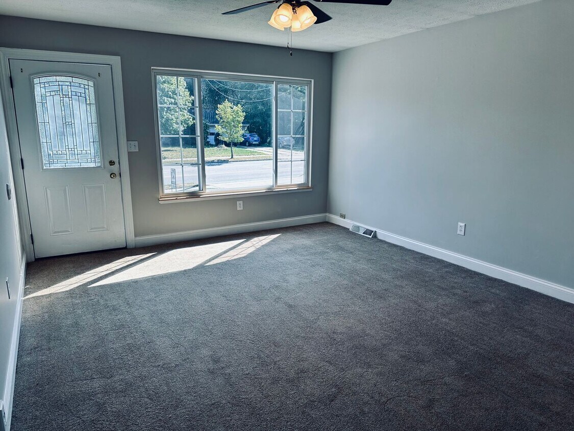 Foto principal - 3 Bedroom Raised Ranch--Available Now!