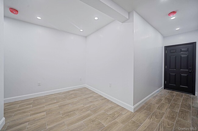 Building Photo - 2775 Pond Pl