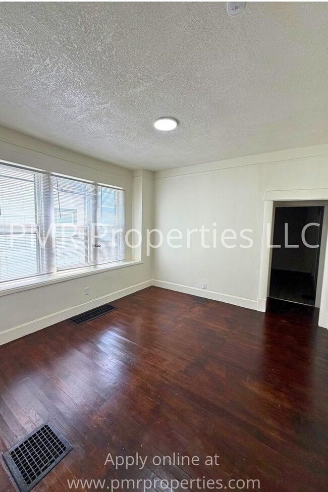 Building Photo - 2 Bedroom/ 1 Bathroom House