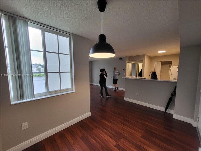 Foto del edificio - 4350 NW 107th Ave