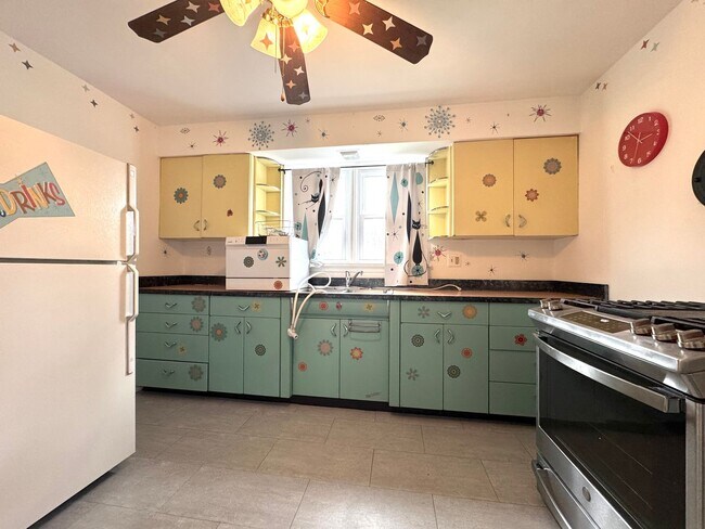 Foto del edificio - 2 Bed 1 Bath in WEBSTER GROVES w/ Fenced Yard