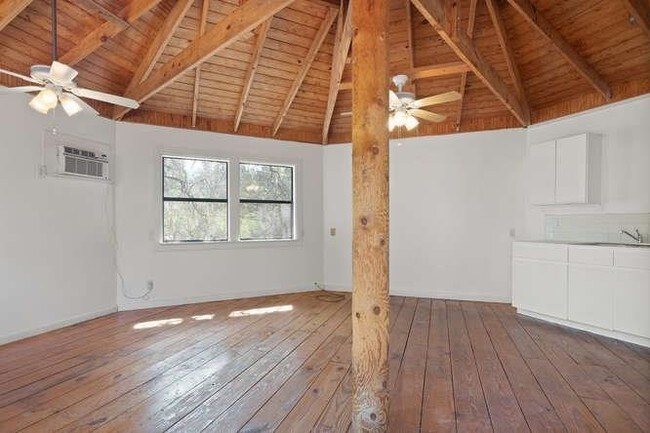Foto del edificio - 3205 Elder Hill Rd