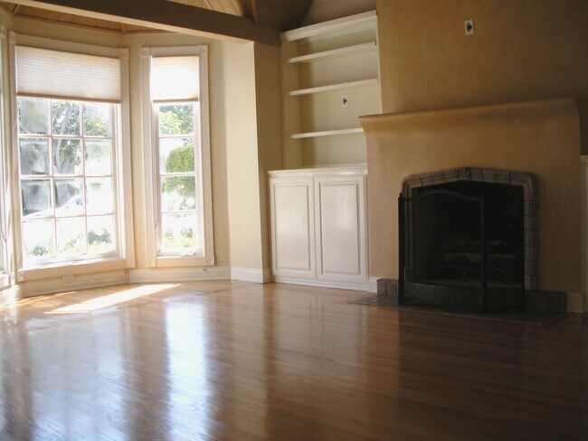 Building Photo - 8827 Rosewood Ave